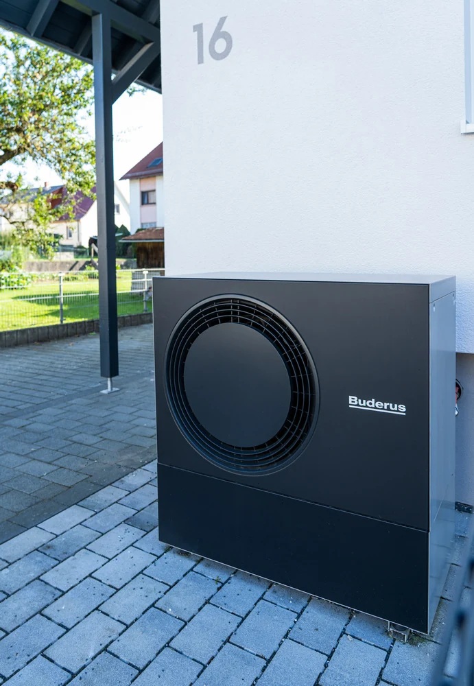 Buderus Wärmepumpe als Außenanlage am Wohnhaus